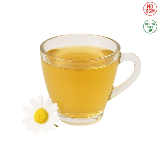 Tazza di camomilla calda preparata con polvere solubile A Putia Do Cafè
