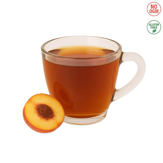 Tazza di tè alla pesca caldo preparato con polvere solubile A Putia Do Cafè